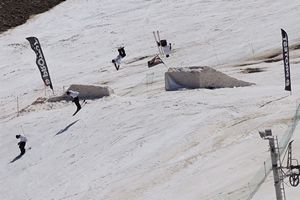 Superbe backflip sur un module XL du snow park de Piau Engaly