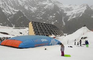 Le big air bag de Piau devant la résidence Port Engaly II