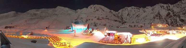 Le centre commercial de Piau Engaly de nuit avec le centre balnéo-ludique Edeneo